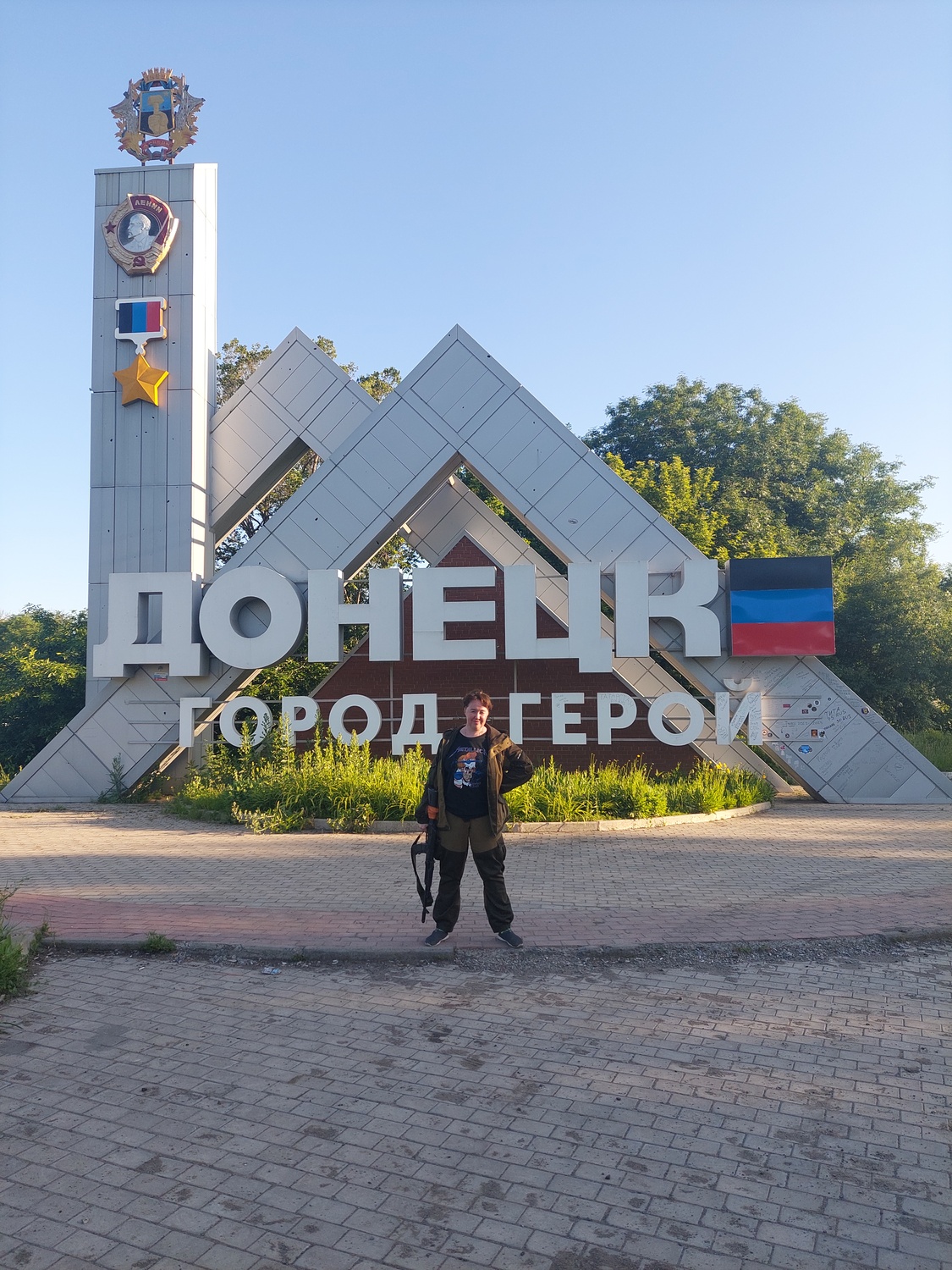Конечно, по этому фото не очень похоже, что я врач. Просто возвращались с эвакуации раненых в госпиталь Донецка - и решили запечатлеть себя на фоне стеллы. Уж очень красивый рассвет был.